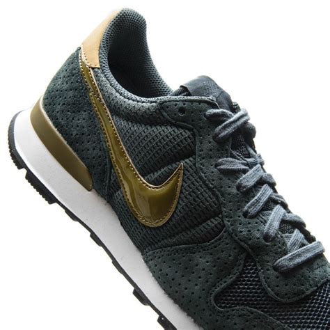 nike internationalist damen grün gold|The Nike Internationalist Appears In A Light Armory .